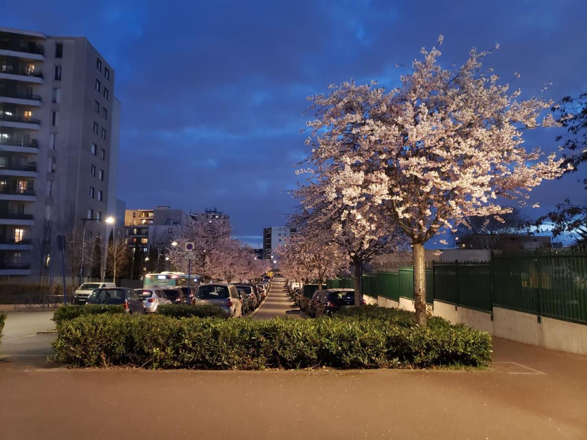 Disponible - Appartement Entier - 10Mn Rer B Aeroport Cdg - Paris Gare Du Nord, T11 Express, Le Bourget, Tout Equipe, Netflix Gratuit, 3 Personnes, 4Eme Etage, Escaliers, Parc Des Expositions, Parking Rue Gratuit Apres 19H دْراسي المظهر الخارجي الصورة